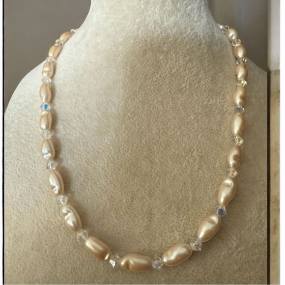 Vintage Faux Pearl & Crystal Bead Necklace with Gold Filigree Clasp - Picture 4 of 17